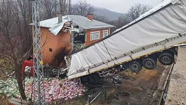 Dva gruzovika vleteli na vtoroj etazh doma v turcii 3420131.jpg
