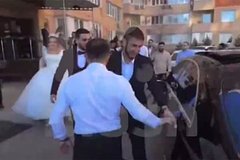 Gosti svadby perekryli trassu i ustroili strelbu v rossijskom gorode d57dfd7.jpg