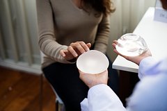 Plasticheskij hirurg nazval sposoby uluchshit formu grudi posle rodov f4384c7.jpg