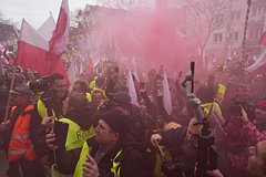 Polskie fermery zabrosali jajcami ofis es 1ec6c71.jpg