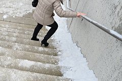 Rossijanin otsudil desjatki tysjach rublej za skolzkoe krylco d611ef6.jpg