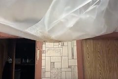 Rossijanin pozhalovalsja na ezhednevno ljushhijsja s potolka centner vody 6e8103f.jpg