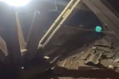 Ruhnuvshaja v rossijskom gorode krysha zhilogo doma popala na video bb258bd.jpg
