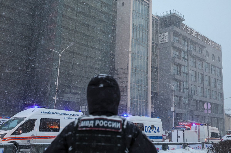 В центре Москвы вспыхнул крупный пожар. Загорелись три здания на площади 1500 метров, одно из них частично обрушилось