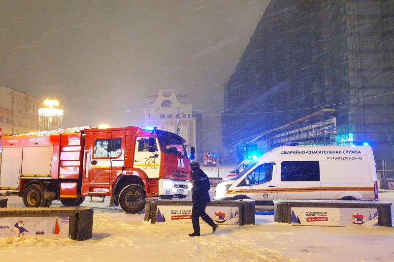 В центре Москвы вспыхнул крупный пожар. Загорелись три здания на площади 1500 метров, одно из них частично обрушилось