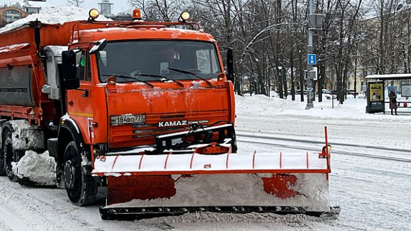 V moskve malchik popal v mehanizm snegouborochnogo kombajna 910a45b.jpg