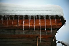 V rossijskom gorode krysha zhilogo doma ruhnula pod tjazhestju snega 3dd20f4.jpg