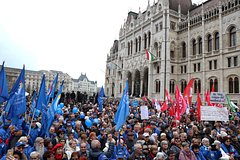 Vengerskaja oppozicija vyshla na miting s trebovaniem prjamyh vyborov prezidenta fb46a2e.jpg
