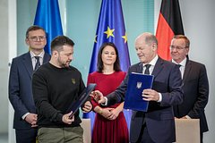 Zelenskij i sholc podpisali soglashenie o garantijah bezopasnosti 31252fd.jpg