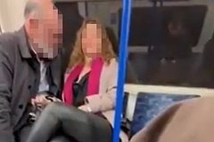 Zhenshhina ogolila grud v metro i pozvolila trogat ee na glazah u passazhirov ce8c583.jpg