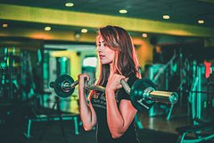 Fitnes trener nazvala luchshie uprazhnenija dlja podtjanutyh ruk 5a758ac.jpg