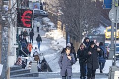 Kurs evro opustilsja nizhe 98 rublej 8834265.jpg