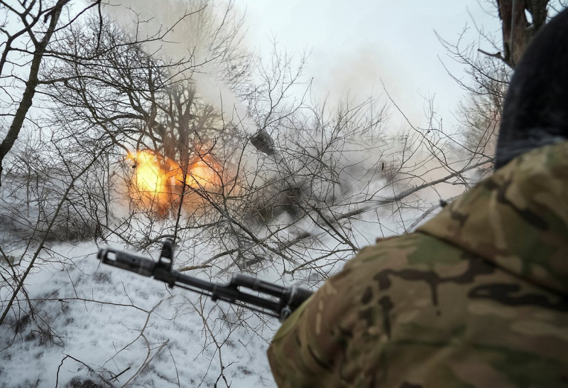 Российский боец в одиночку вышел против группы диверсантов у границы с Украиной. Он открыл по ним огонь и остался жив