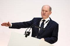 Sholc poprosil pomeshavshuju emu vystupat aktivistku prekratit orat bc67546.jpg