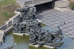 V kievskom muzee vtoroj mirovoj vojny reshili demontirovat sovetskie pamjatniki 43bb7b9.jpg
