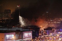 Zhiteli blizhajshih k krokus siti hollu domov prinesli spasateljam edu i chaj f00382e.jpg