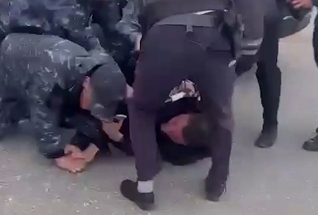 Чеченского генерала жестко задержали в Дагестане. Его выволокли из машины и положили лицом в асфальт