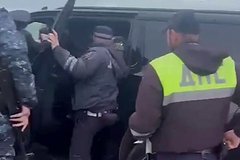 Chechenskogo generala zhestko zaderzhali v dagestane ego vyvolokli iz mashiny i polozhili licom v asfalt aa7f247.jpg