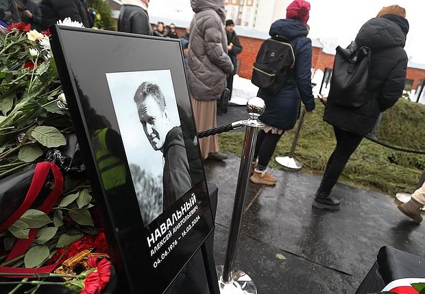 Священник РПЦ провел панихиду по Навальному. Его запретили в служении и разжаловали