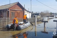 Zaglushka ne vyderzhala napor vody vblizi rossijskoj derevni 350e459.jpg