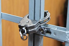 Chetyreh uchastnikov perestrelki vo dvore mnogoetazhnogo doma arestovali da64846.jpg
