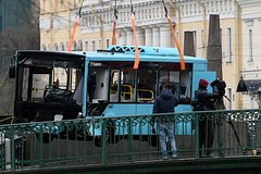 Posle padenija avtobusa v reku v peterburge zaderzhan organizator perevozok v chem ego podozrevajut c9ef0fc.jpg