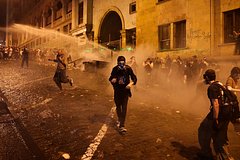 Protestujushhie v gruzii pytalis podzhech rossijskij flag chto proishodit v tbilisi bbc908f.jpg