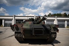 Specialisty rosteha osmotreli trofejnyj tank abrams 649ece8.jpg