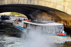V peterburge stolknulis teplohody 1426bf0.jpg