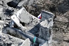 Bojcy podnjali rossijskij trikolor nad chasovym jarom i popali na video 0a6427f.jpg