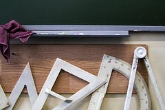 Direktor shkoly uvolilas posle skandala s razdevaniem vypusknic pered ege ab6424a.jpg