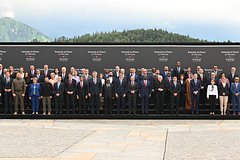 Eks premer ukrainy udivilsja odnomu cheloveku na itogovom foto sammita v shvejcarii e576d69.jpg