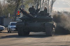 Plennye ukraincy vynesli na rukah telo pogibshego komandira armii rossii 07a117b.jpg