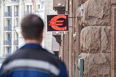 Rossijanam objasnili porjadok obmena dollarov i evro posle novyh sankcij 0500d75.jpg
