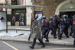 V parizhe policejskie primenili slezotochivyj gaz protiv protestujushhih c0881f7.jpg
