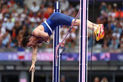 Francuzskij prygun s shestom sbil planku genitalijami i lishilsja shansov na medal oi f09e0fd.jpg