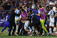 Futbolisty argentiny i francii ustroili draku na olimpiade a101009.jpg