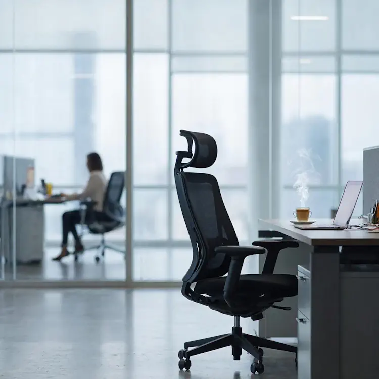 Стильное эргономичное кресло черного цвета с высокой спинкой и подголовником